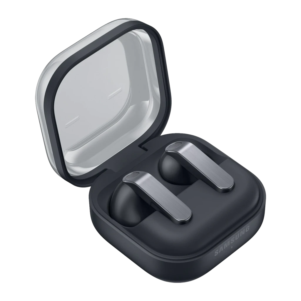 Samsung Galaxy Buds 4 negro, vista en ángulo: estuche abierto en perspectiva, logo Samsung visible en la base