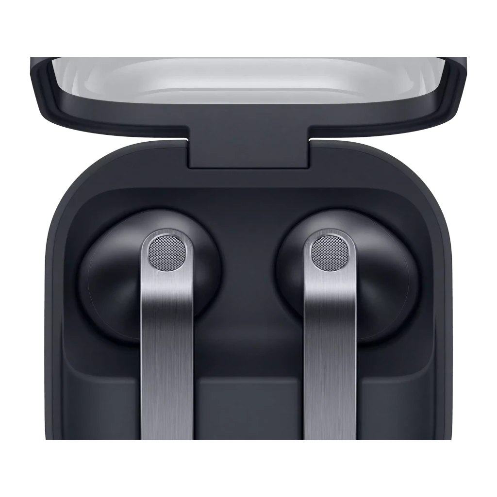 Samsung Galaxy Buds 4 negro, primer plano frontal: auriculares en estuche abierto, rejillas y tallos plateados en detalle