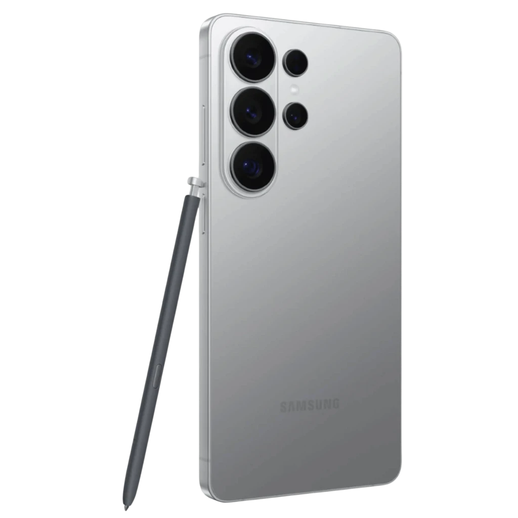 Galaxy S26 Ultra 5G plateado con acabado Silver Shadow, triple cámara trasera grande más sensor adicional y S Pen gris