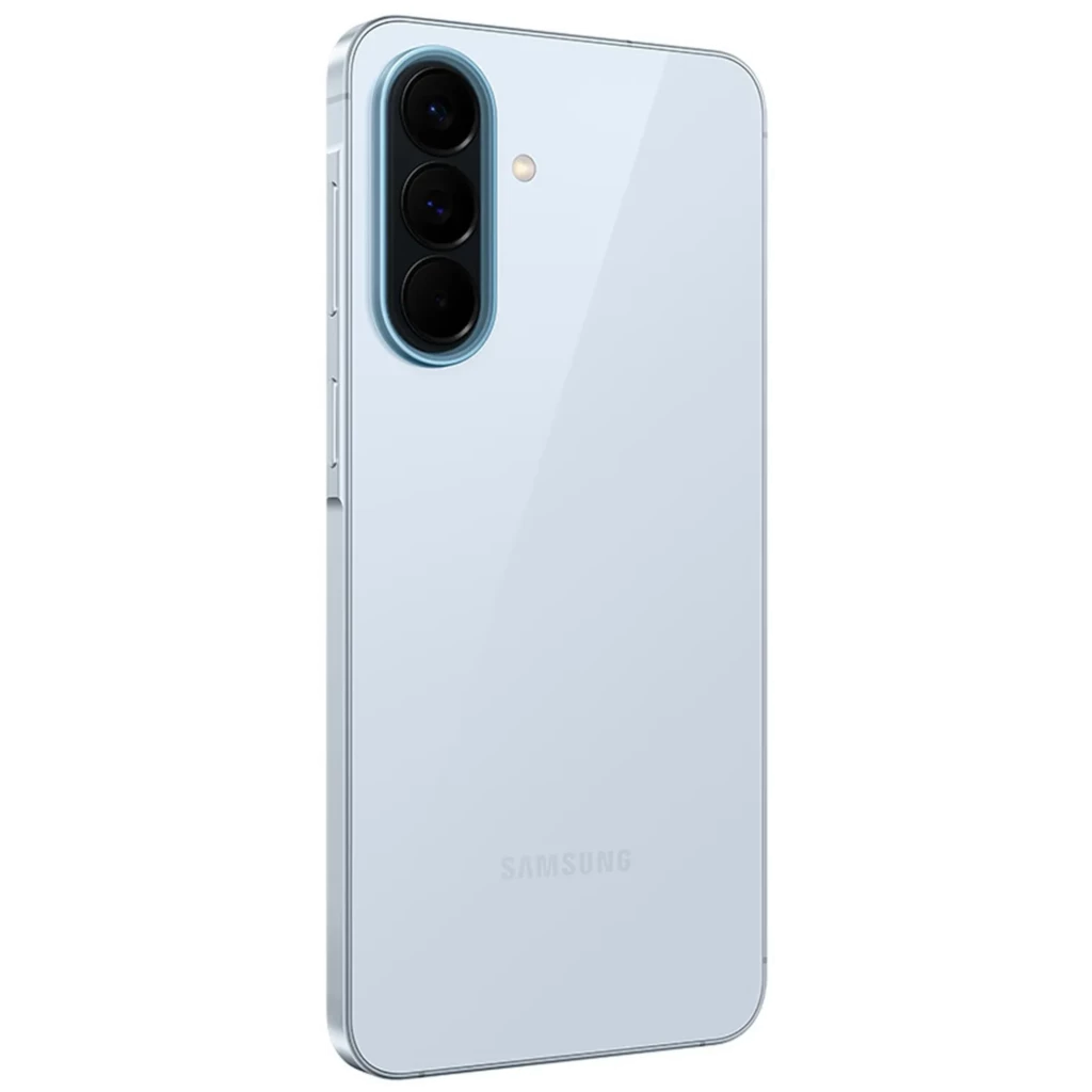 Smartphone azul brillante con triple cámara trasera vertical, acabado reflectante y bordes curvos; logotipo Samsung en la